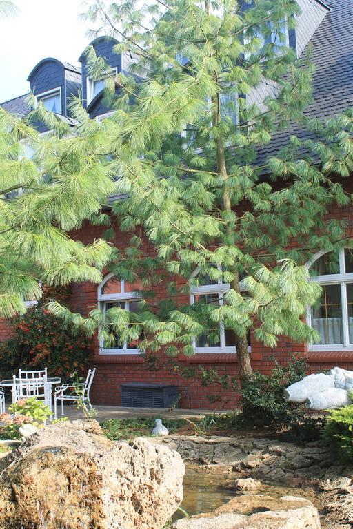 Hotel Und Restaurant Waldschloesschen Crivitz Exterior foto