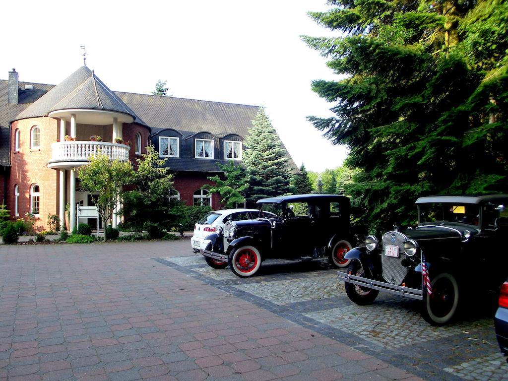 Hotel Und Restaurant Waldschloesschen Crivitz Exterior foto
