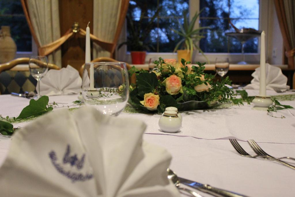Hotel Und Restaurant Waldschloesschen Crivitz Exterior foto